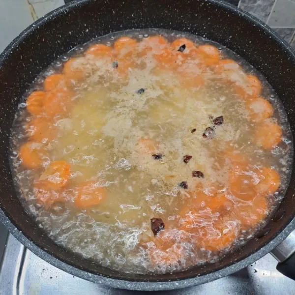Masukkan kentang dan wortel. Masak sampai ½ matang.