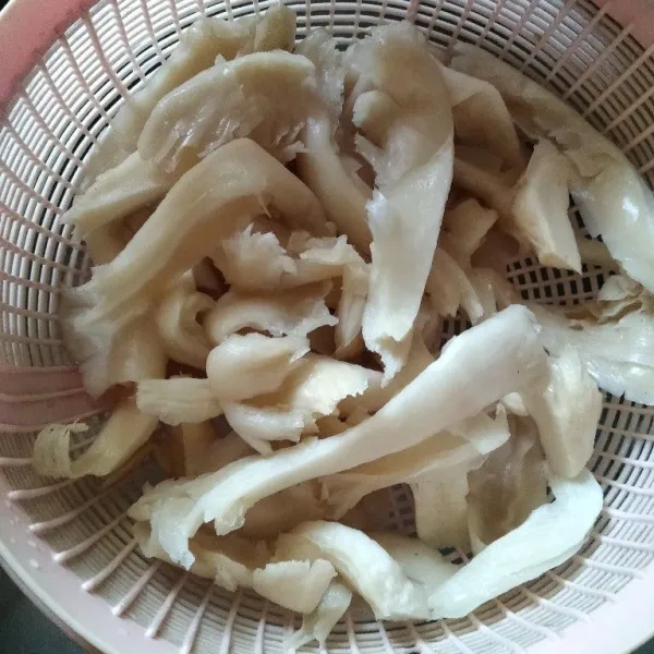 Cuci bersih jamur tiram, sobek- sobek.