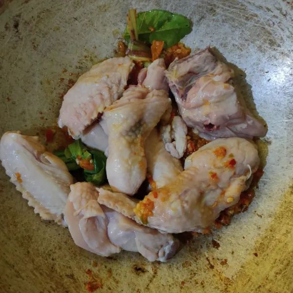 Masukkan ayam dan aduk rata. Masak selama 5 menit hingga ayam berubah warna (api sedang cenderung kecil).