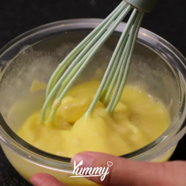 Dalam mangkuk berbeda, masukkan air, telur, dan tepung serba guna.