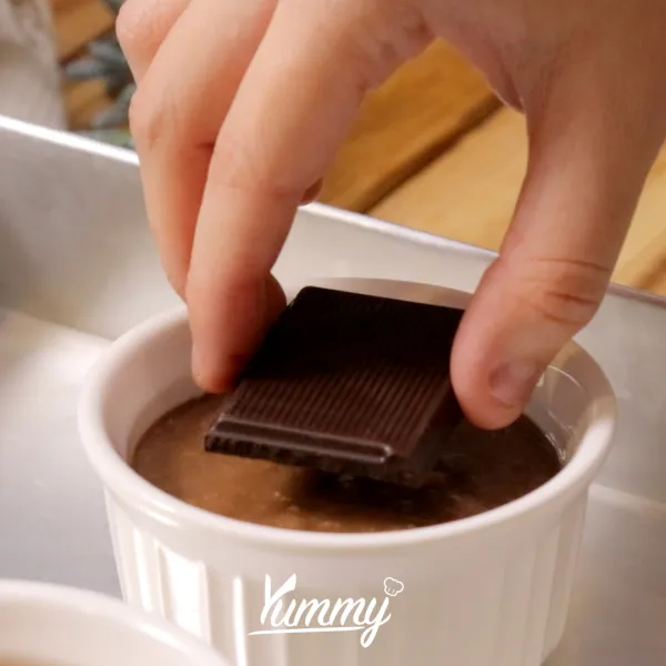 Pindahkan adonan ke dalam cetakan. Kemudian, tambahkan coklat batangan sebagai topping. Oven dengan suhu 180° Celcius selama 15 menit.