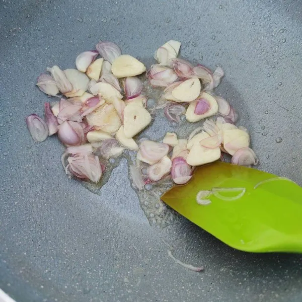 Panaskan minyak, kemudian tumis bawang merah dan bawang putih hingga harum.