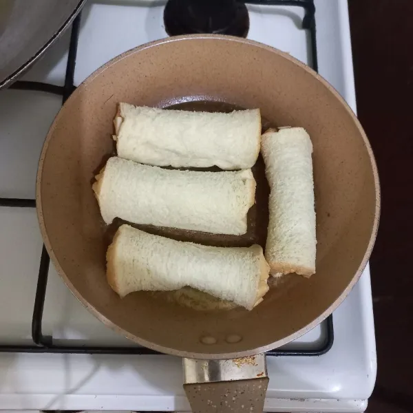 Panggang roti di atas teflon hingga berubah warna