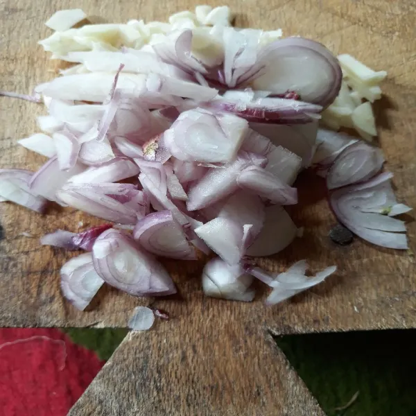 Iris bawang merah dan cincang bawang putih.