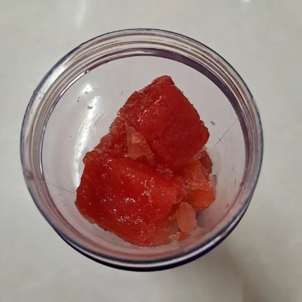 Masukkan semangka dalam blender.