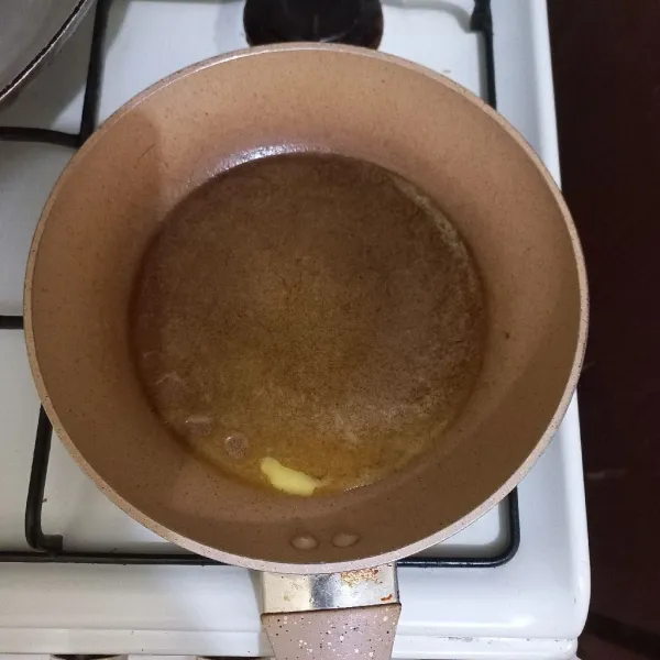 Panaskan margarin pada teflon