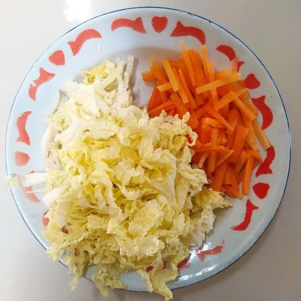 Cuci bersih sayur, potong korek api wortel dan potong tipis sawi.