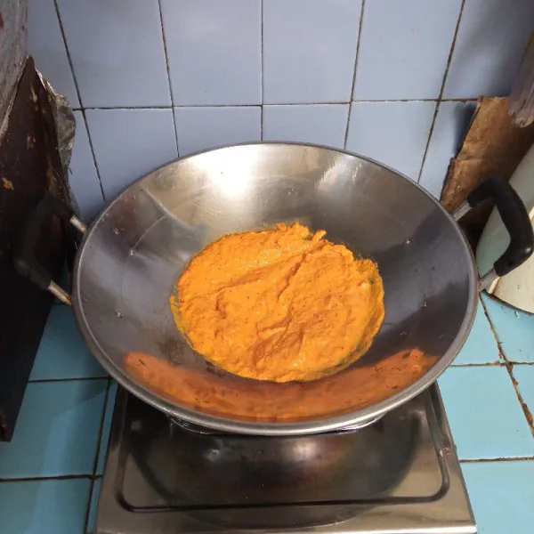 Tumis bumbu halus sampai harum.
