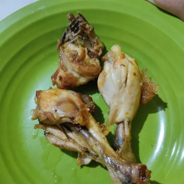 Goreng ayam hingga matang.