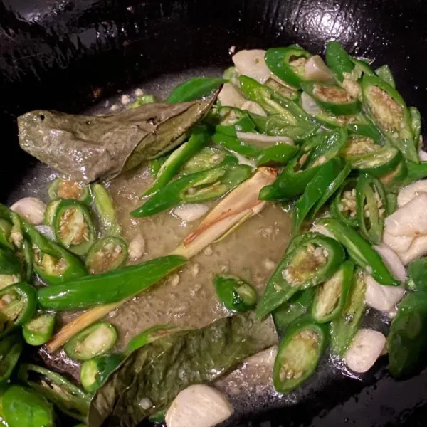 Tumis cabe ijo dan bawang putih, tambahkan daun salam dan sereh tumis sampai harum.