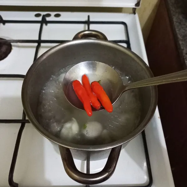 Masukkan bakso aci pada panci rebusan, tambahkan garam, merica bubuk, kaldu jamur, kecap ikan dan cabe rawit utuh, aduk rata, masak hingga matang, koreksi rasa.