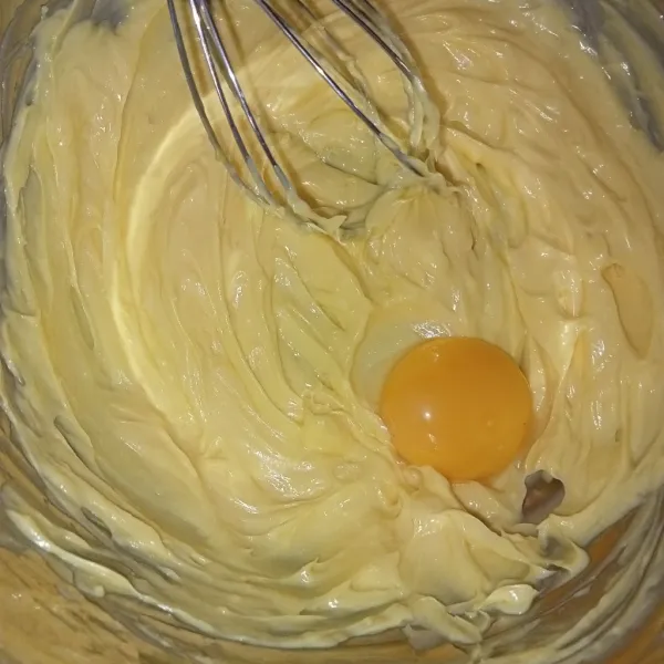 Campur semua bahan menjadi satu kecuali tepung,pasta pandan dan kuning telur. Aduk rata menggunakan whisk lalu masukkan kuning telur.
