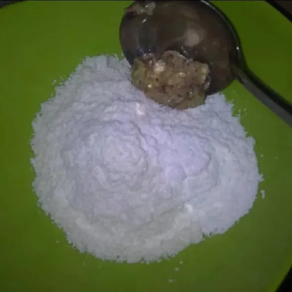Masukkan ke dalam campuran tepung terigu dan tepung tapioka.
