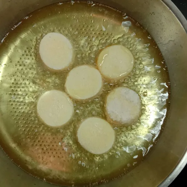 Baluri tofu dengan tepung lalu goreng hingga keemasan, tiriskan dan susun dalam piring saji.