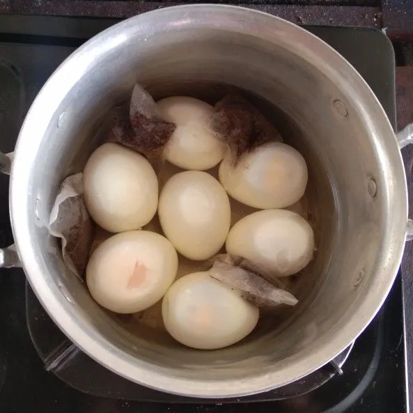 Rebus telur yang telah dikupas dengan tea, air dan garam.