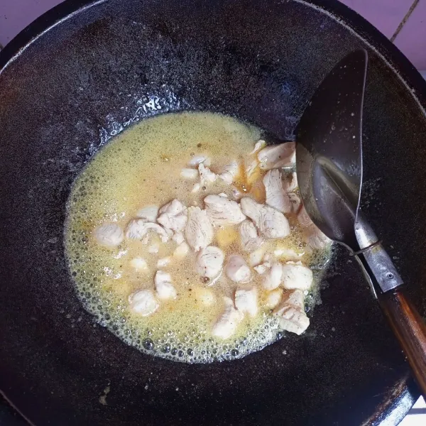 Goreng ayam sampai matang, sisihkan.