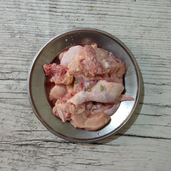 Cuci bersih ayam, lalu lumuri dengan garam dan air perasan jeruk nipis, diamkan 15 menit, kemudian bilas kembali.