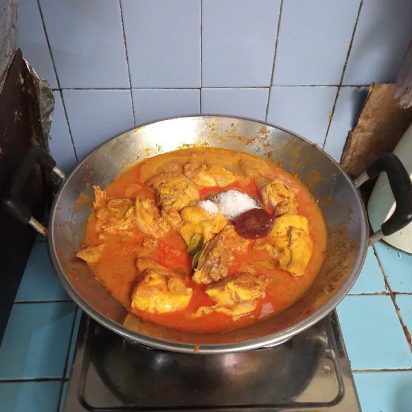 Masukkan ayam, aduk rata. Lalu tuang air, tambahkan garam, kaldu bubuk, gula merah dan gula pasir. Masak hingga ayam matang dan empuk. Setelah kuah menyusut, matikan kompor.