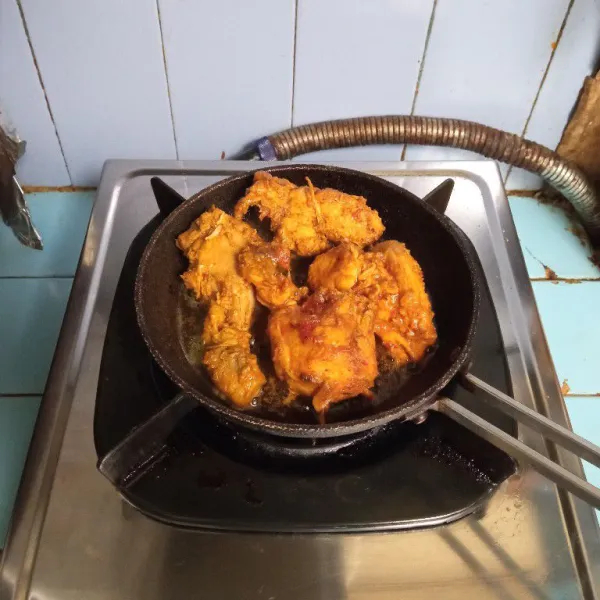 Lelehkan margarin, panggang ayam diatas teflon. Panggang hingga kecoklatan.