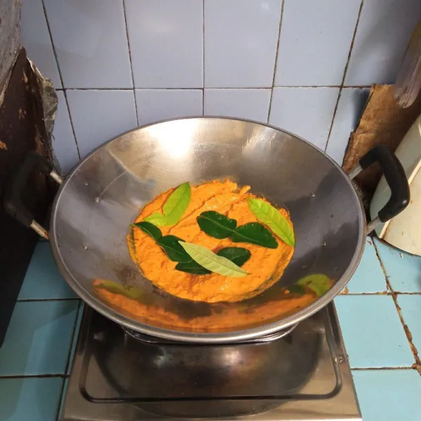 Tambahkan daun jeruk dan daun salam. Aduk kembali tumis hingga bumbu matang.