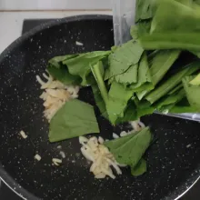 Masukkan sawi, aduk rata.