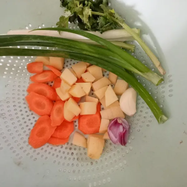 Siapkan bahan untuk sayur iris tipis wortel dan potong dadu kentang.