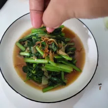 Pindahkan ke piring saji, taburi dengan bawang goreng. Tumis sawi siap disajikan.