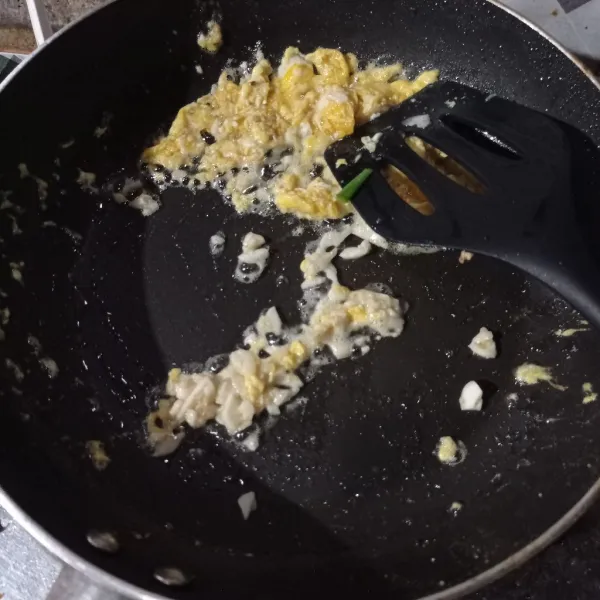 Buat telur orak arik sampai matang, masukan bawang putih cincang masak sampai matang.