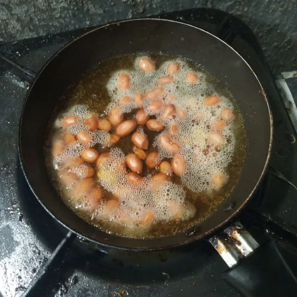 Goreng kacang tanah. Tiriskan.