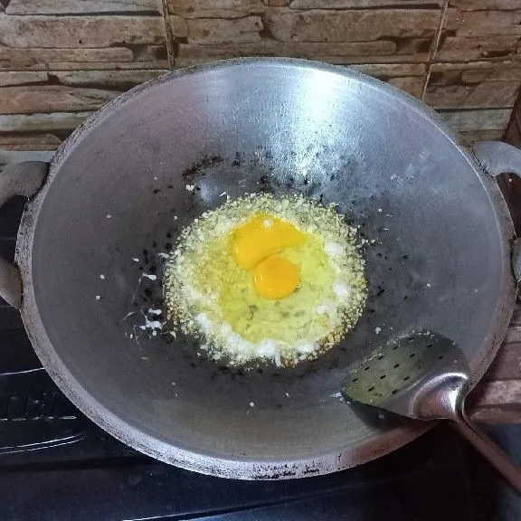 Masukkan telur. Aduk-aduk.