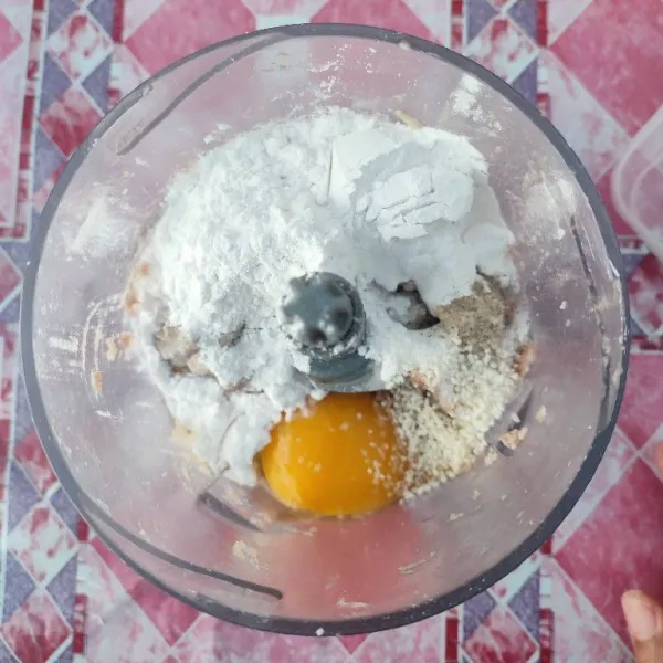 Tambahkan tepung tapioka, telur, garam, merica bubuk, dan kaldu jamur. Aduk rata, kemudian ambil ¼ bagian adonan untuk isian tahu pong.