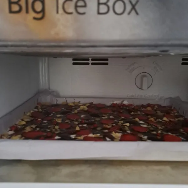 Masukkan dalam freezer sampai beku.