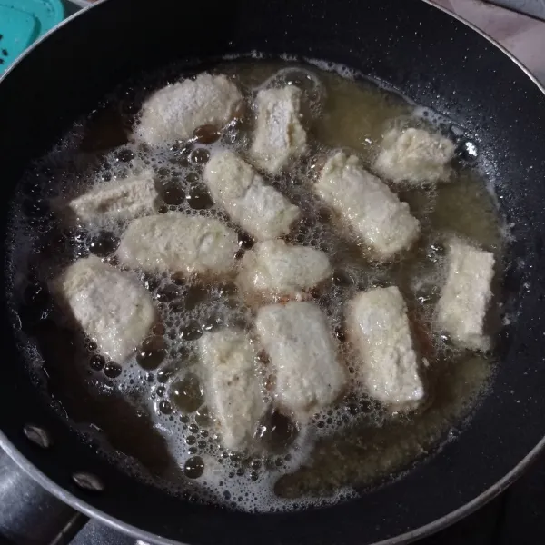 Goreng pada minyak panas hingga kering keemasan, angkat tiriskan.