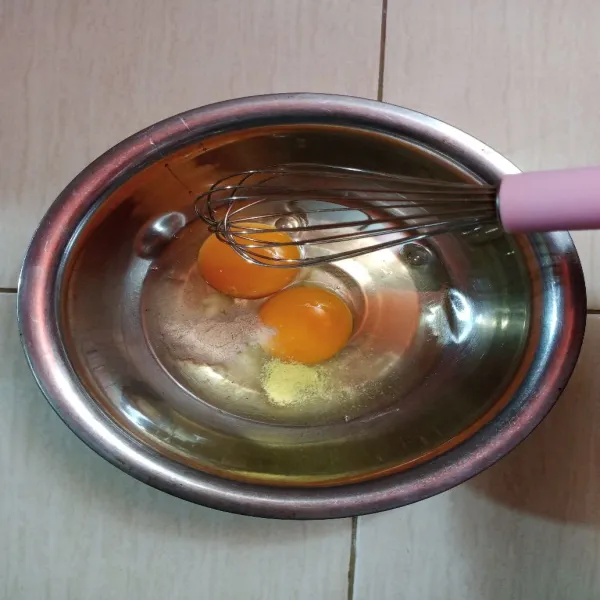 Kocok telur bersama merica bubuk dan penyedap rasa.