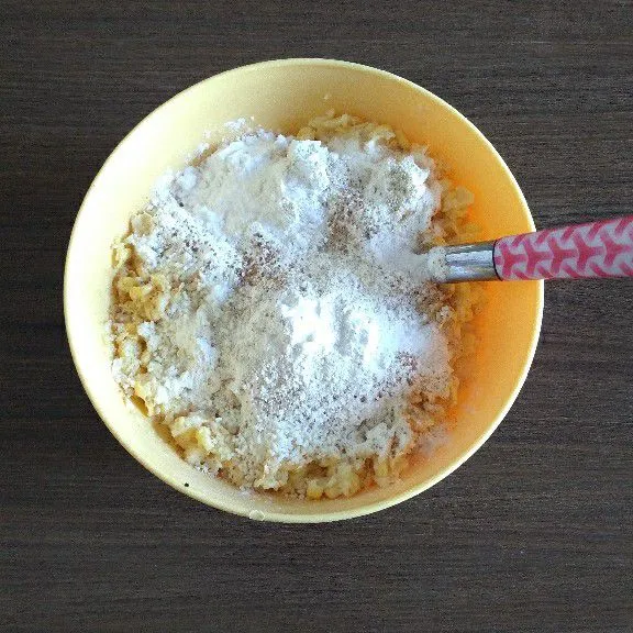Campur jagung manis, bumbu halus dan tambahkan tepung tapioka, tepung bakwan, ketumbar, lada bubuk ke mangkok.