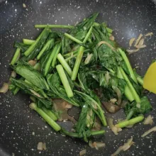 Bumbui dengan saus tiram, minyak wijen, kecap asin, garam, dan gula pasir, aduk rata.