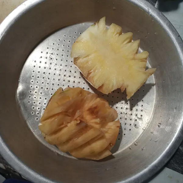 Kupas nanas lalu cuci bersih.