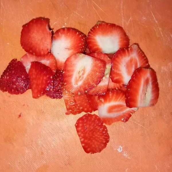 Cuci bersih strawberry lalu buang daunnya kemudian iris tipis. Sisihkan.