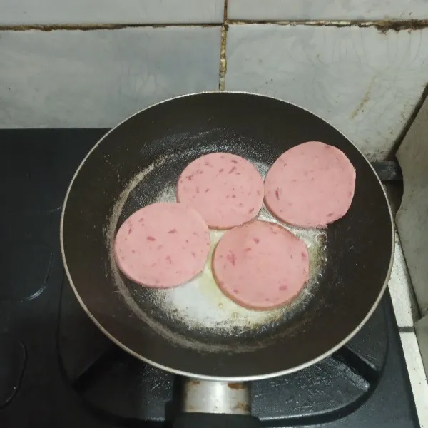 Lalu panggang juga beef patty sampai matang.