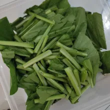 Potong-potong sawi lalu cuci bersih.