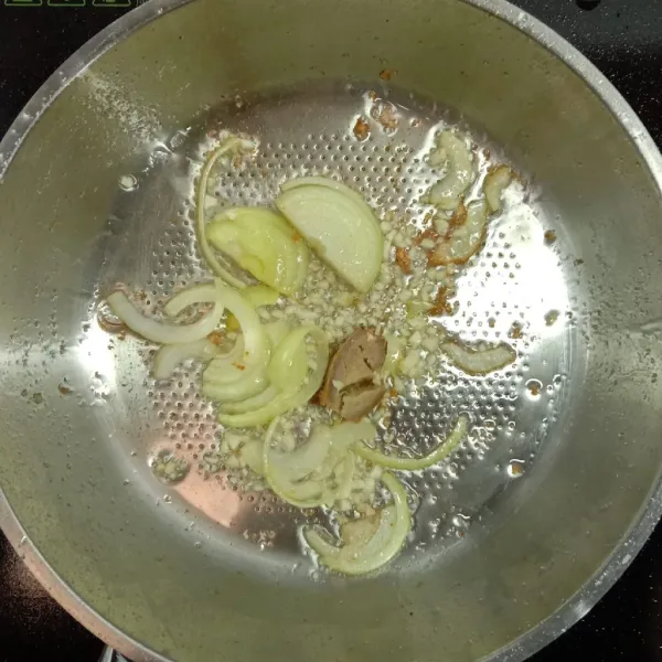 Panaskan 2-3 sdm minyak, tumis bawang bombay, bawang putih dan jahe hingga harum.