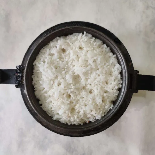 Siapkan nasi putih hangat.