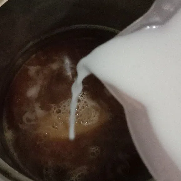 Setelah gula merah larut saring lalu masukkan larutan fibercreme dan garam dan gula singkong.