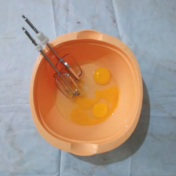 Kocok telur gula dan vanili dengan kecepatan tinggi selama 5 menit sampai mengembang.