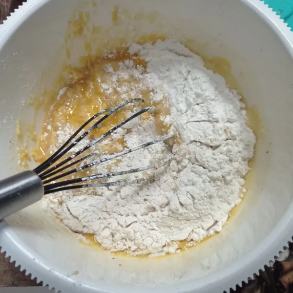Masukkan ayakan tepung, baking powder, soda kue dan vanili bubuk aduk rata, jangan overmix.
