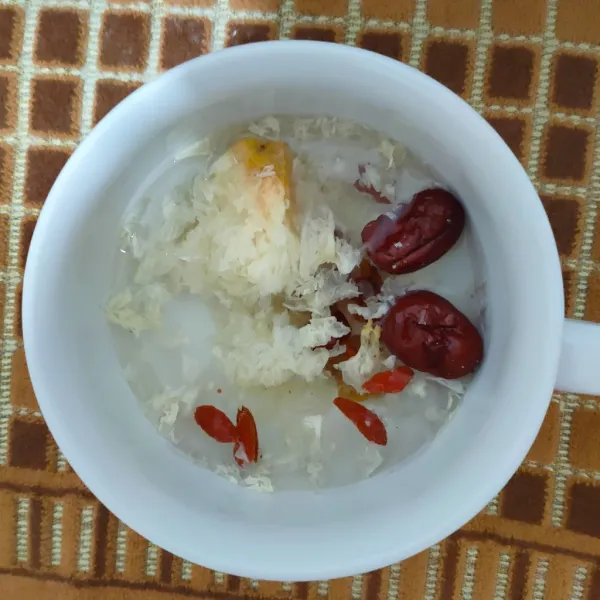 Rendam jamur salju, gojibery, kurma merah, lengkeng kering dan peach gum selama satu malam.