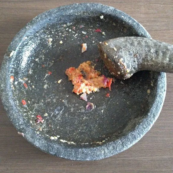 Haluskan bawang merah , bawang putih dan cabe rawit .