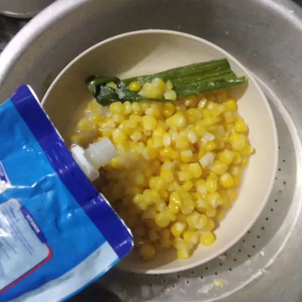 Tuang jagung rebus kedalam wadah, beri kental manis lalu aduk rata.