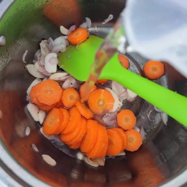 Masukkan wortel dan 300 ml air. Rebus hingga wortel empuk.
