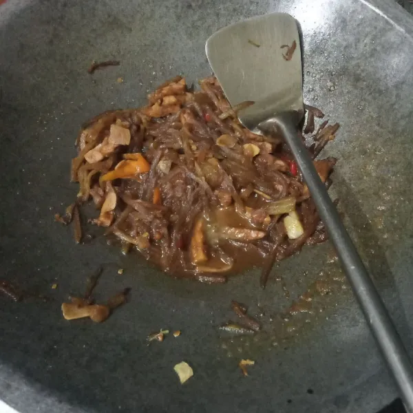 Masak hingga matang, lalu cicipi rasanya.